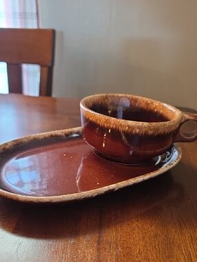 HULL POTTERY BROWN DROP MUG WITH SNACK TRAY (VINTAGE)